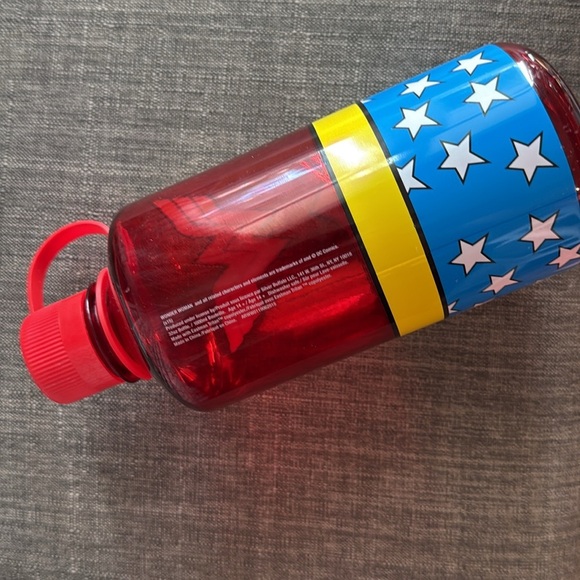 Wonder Woman water bottle - Picture 2 of 5